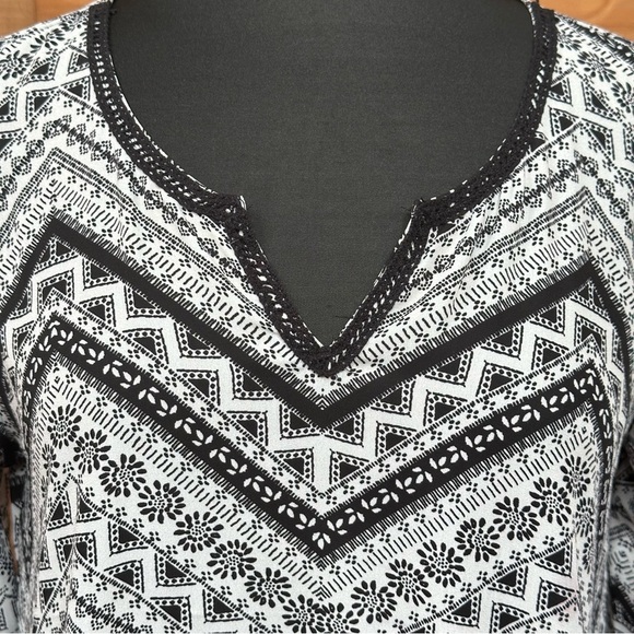 ABOUT A GIRL Black & White Chevron Graphic Asymmetrical Long Sleeve Blouse Sz L - Picture 4 of 13